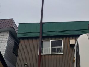 旭川市の建物で進行中の屋根塗装工事 外観全体の様子