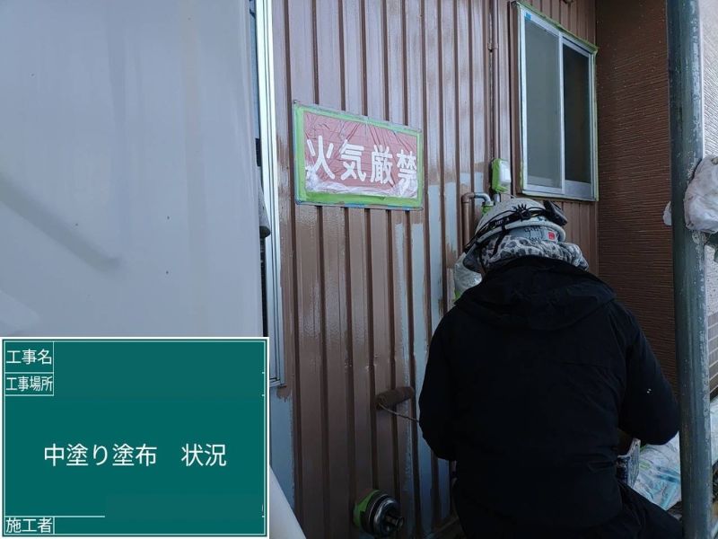 旭川市 外壁塗装 中塗り施工中 別箇所 配管まわりを丁寧に施工