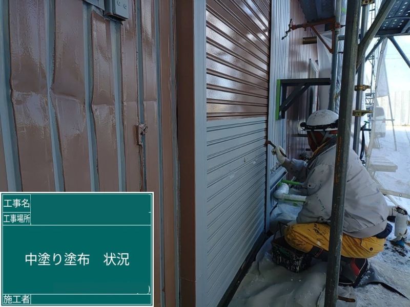 旭川市 外壁塗装 中塗り施工中 刷毛で細部を丁寧に塗布