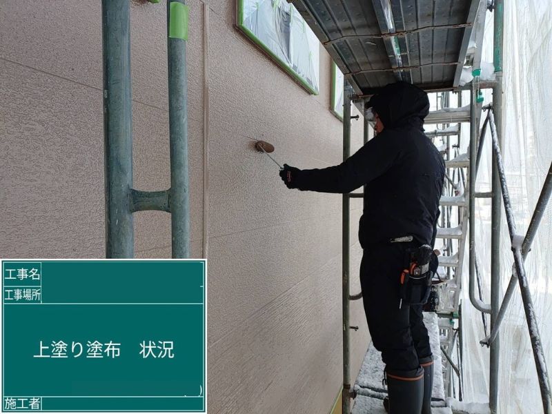 旭川市 外壁塗装 外壁上塗り施工中 ローラーで均一に塗布
