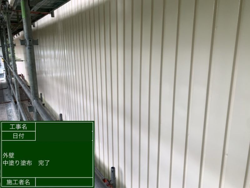 建物 外壁塗装 中塗り完了 クリームホワイト 均一仕上がり